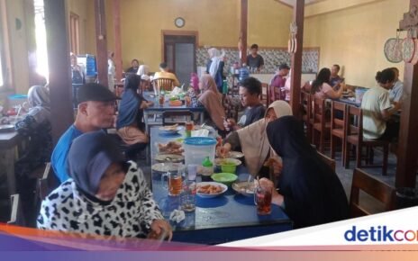Cuma Buka 5 Hari Sekali, Soto Mbah Gito Birun Bikin Pelanggan Berjubel