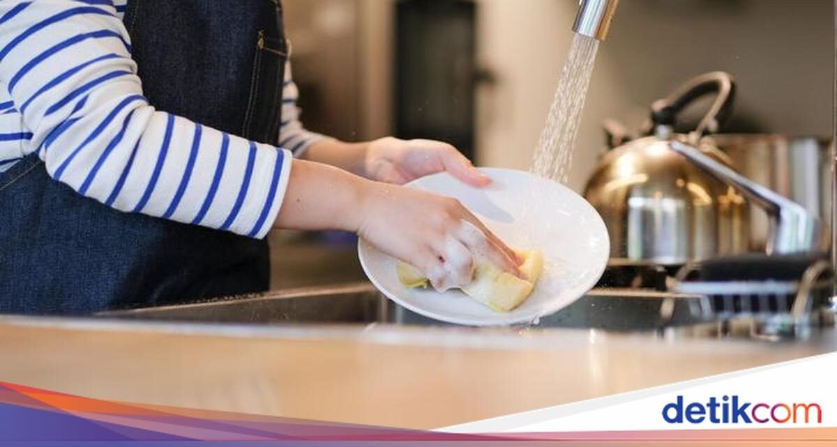 Jarang Disadari! 5 Kesalahan Pakai Spons Cuci Piring Ini Bikin Bahaya