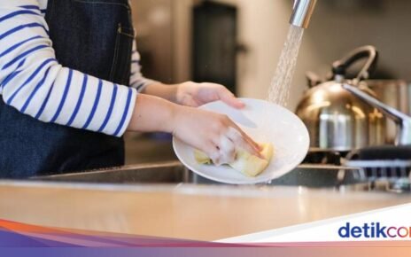Jarang Disadari! 5 Kesalahan Pakai Spons Cuci Piring Ini Bikin Bahaya