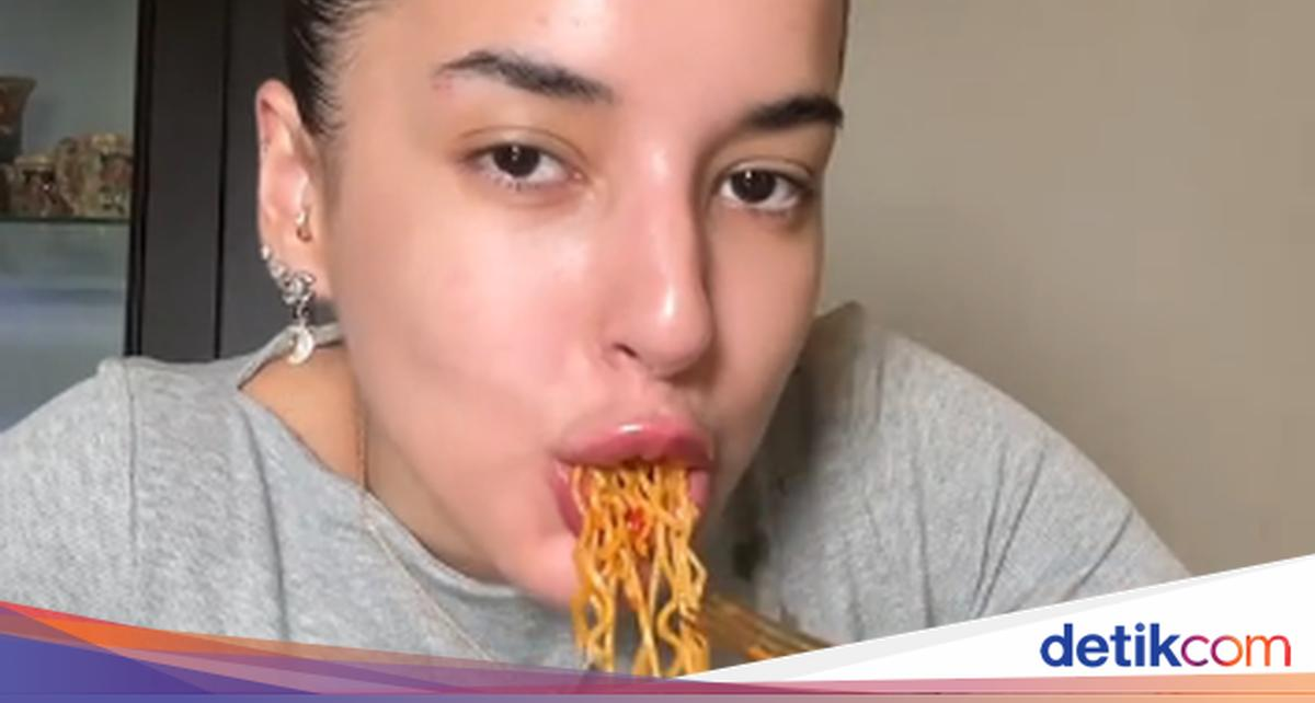 Bukan Konten Make Up, Ini 10 Momen Tasya Farasya Mukbang Makanan Enak