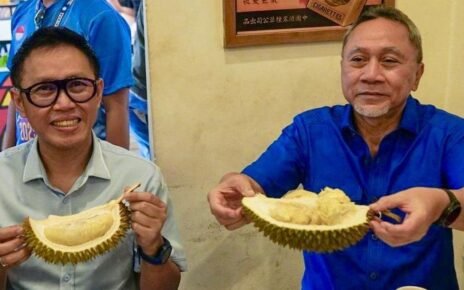 Nikmati Durian di Pontianak, Zulhas Sebut Jadi Buah Nasional