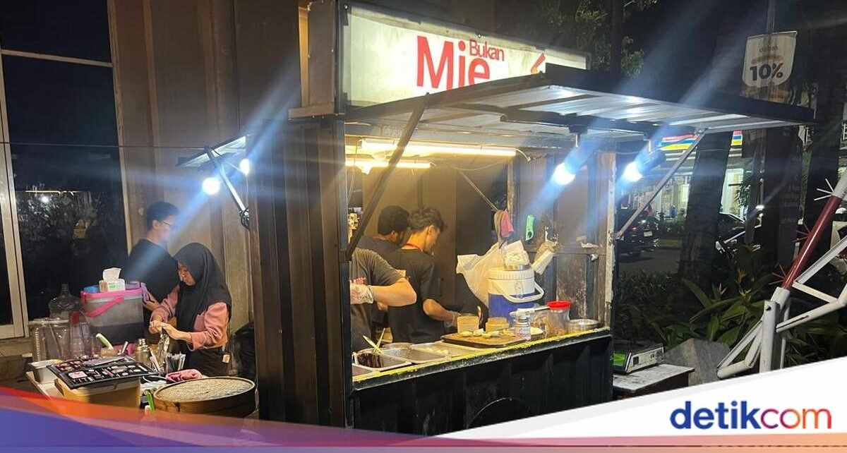 Warung Tenda Ini Tawarkan Mie Singapura dan India Harganya 20 Ribuan!