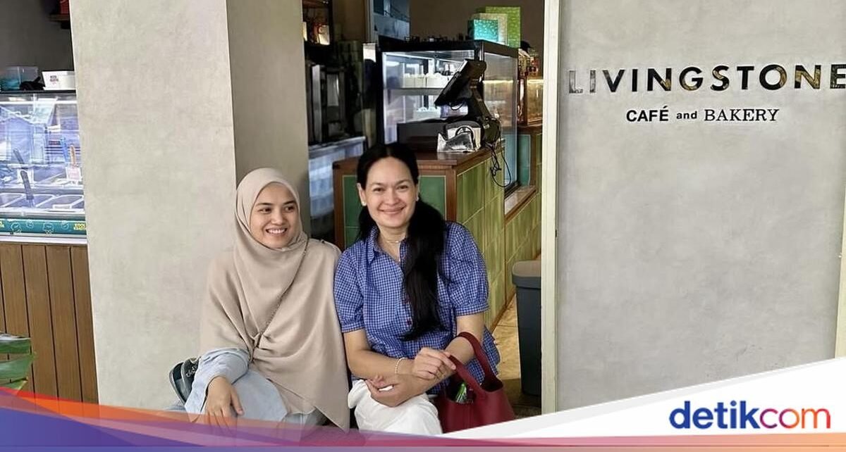 Momen Hangat Herfiza Novianti Saat Makan Bersama Keluarga