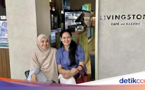 Momen Hangat Herfiza Novianti Saat Makan Bersama Keluarga