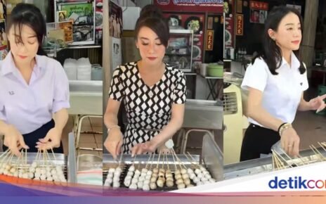 S3 Marketing! Penjual Sate Babi Cosplay Unik saat Jualan