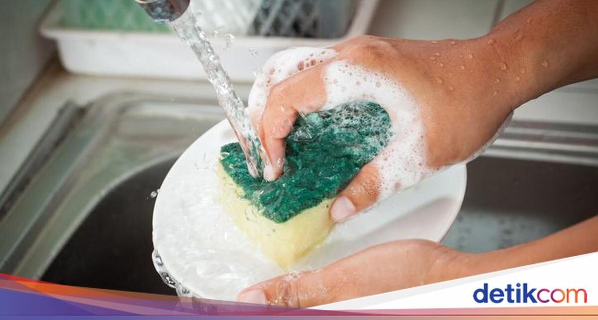 4 Tips Mudah Atasi Spons Cuci Piring yang Kotor dan Berbau Tak Sedap
