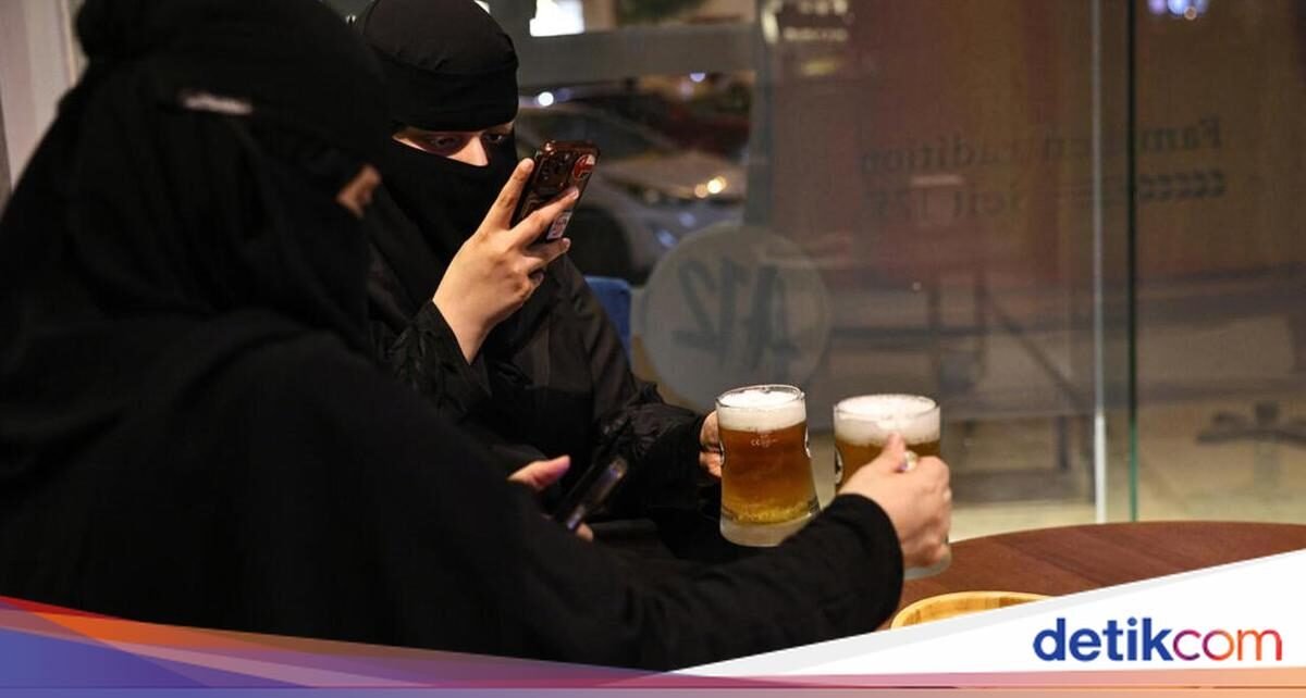 Viral Kafe di Arab Saudi Sajikan 'Bir', Pelanggannya Wanita Bercadar