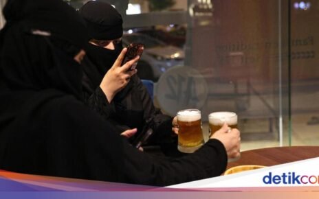 Viral Kafe di Arab Saudi Sajikan 'Bir', Pelanggannya Wanita Bercadar