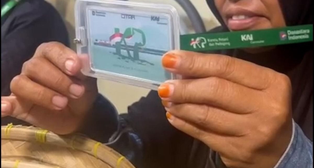 Petani dan Pedagang Sambut Kereta Khusus Merak-Rangkasbitung