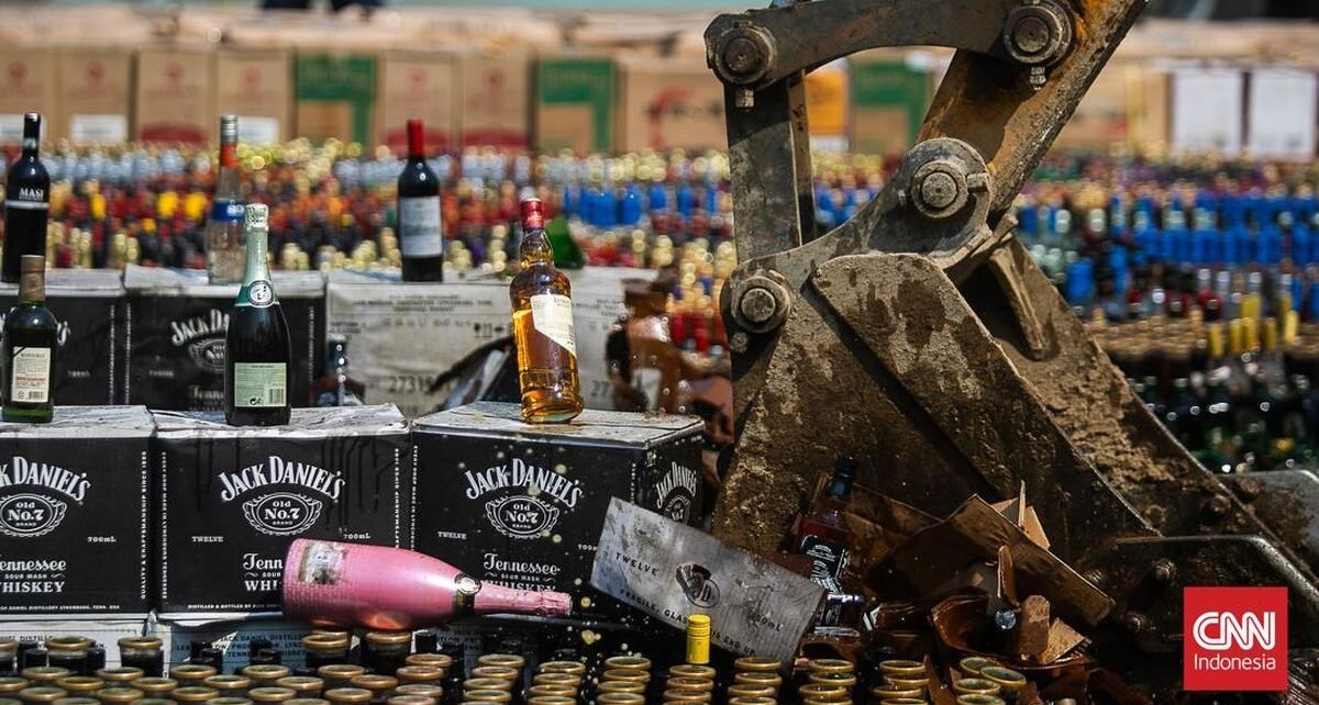 Bea Cukai Musnahkan 13 Juta Batang Rokok-19 Ribu Botol Miras Ilegal