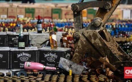 Bea Cukai Musnahkan 13 Juta Batang Rokok-19 Ribu Botol Miras Ilegal