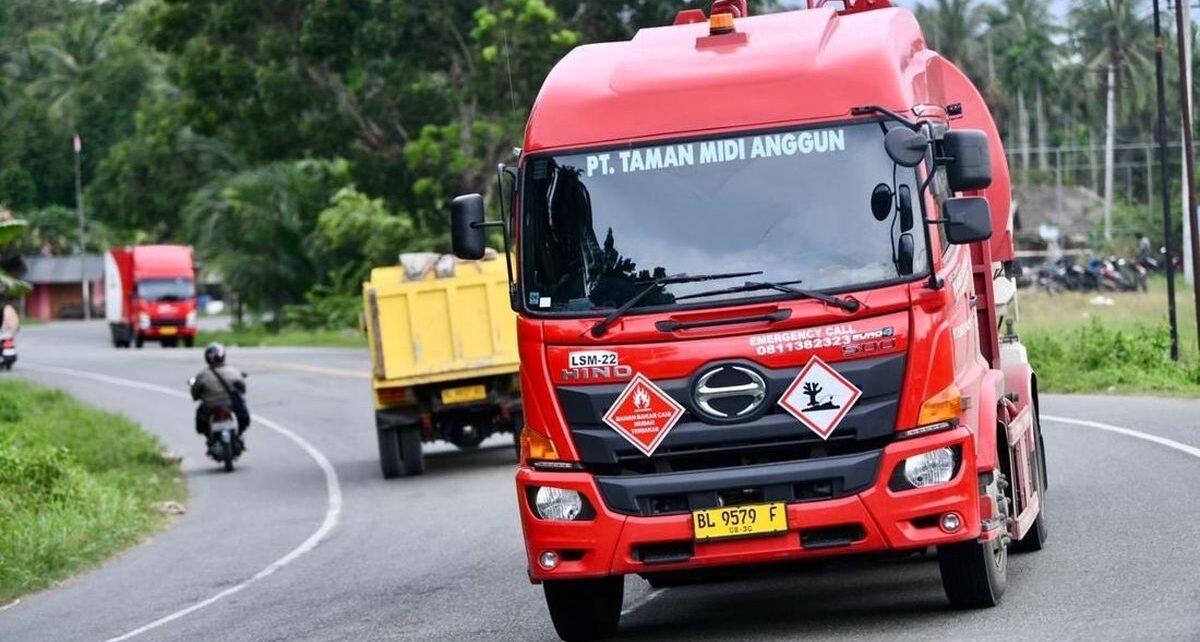 AMT Pertamina Tetap Salurkan BBM di Tengah Tantangan Banjir & Longsor
