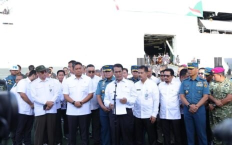 Mentan-Kasal Lepas Bantuan Bencana Sumatra Ketiga dengan KRI Makassar