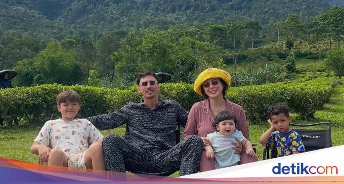 Asyiknya Liburan Jedar ke Puncak, Sarapan di Tengah Kebun Teh