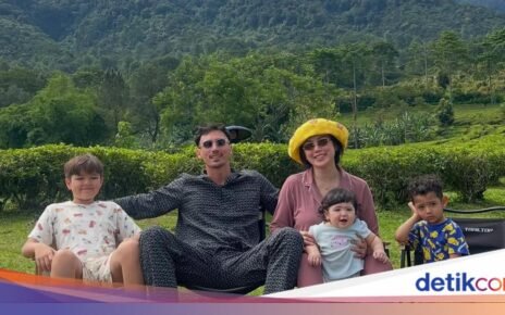 Asyiknya Liburan Jedar ke Puncak, Sarapan di Tengah Kebun Teh