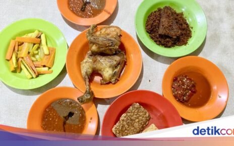 Ayam Goreng Bu Haji Punya Rasa yang Susah Ditiru, Sudah Ada 77 Tahun!