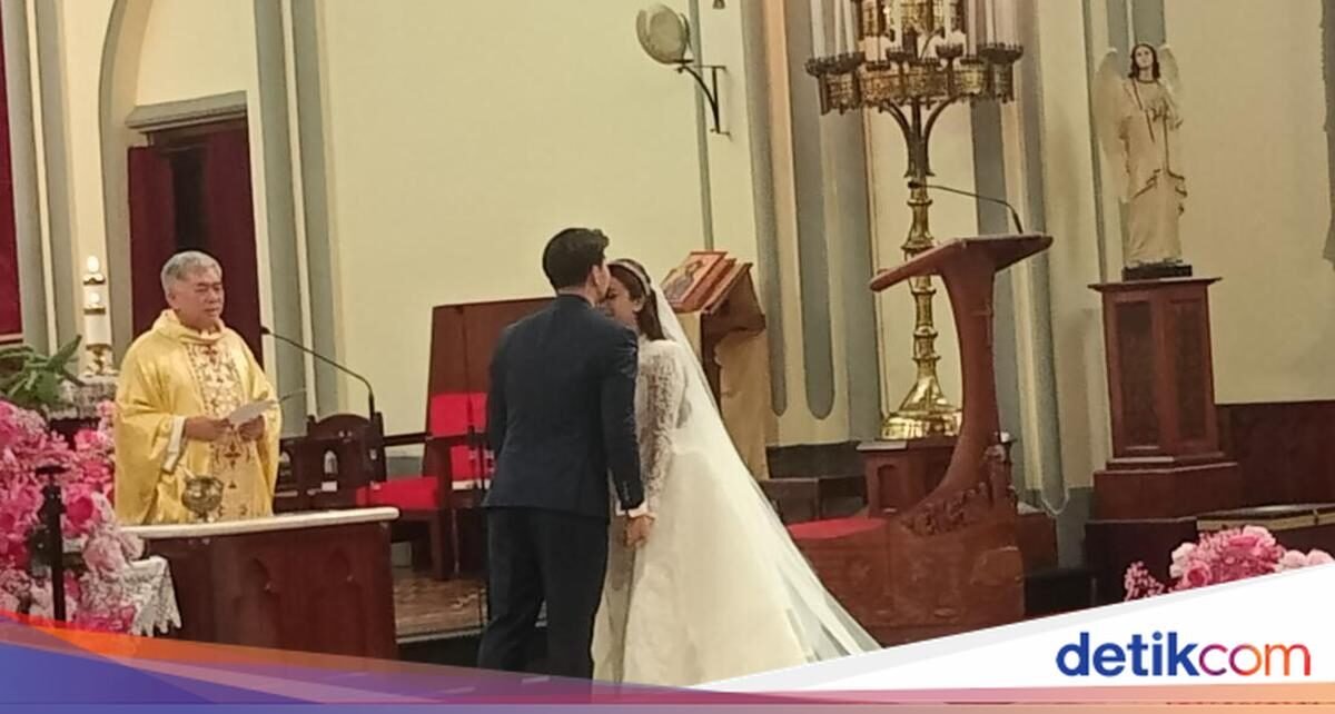 Romantisnya Brisia Jodie dan Jonathan Alden Saat Kulineran Bersama