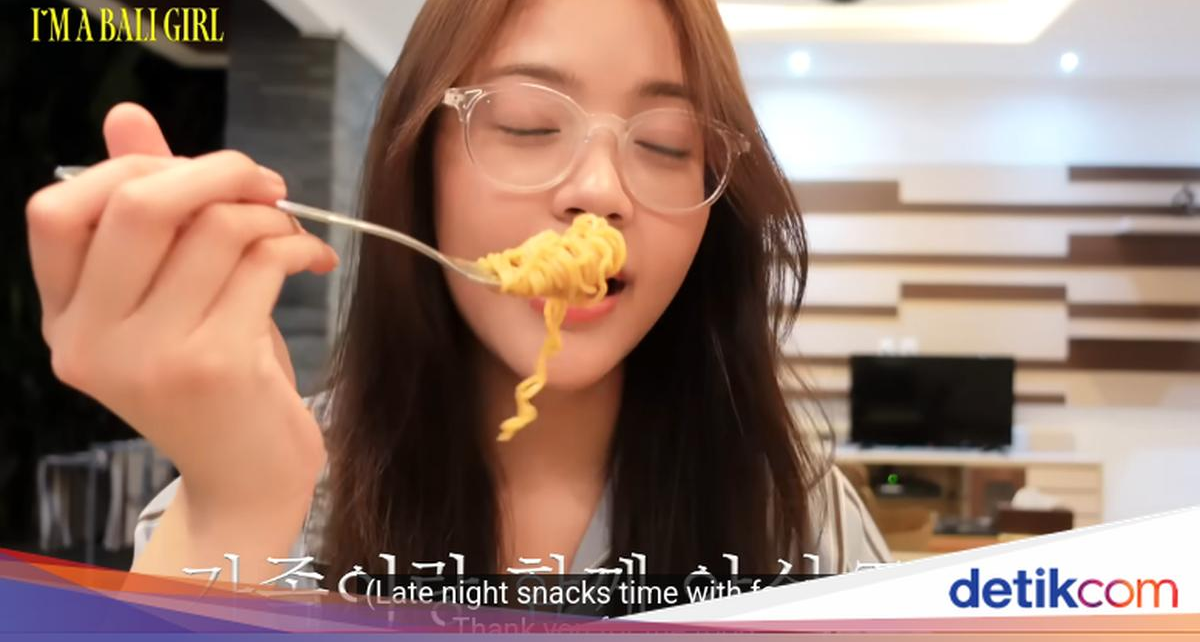 Indo Banget! Momen Carmen H2H Kulineran Saat Pulang Kampung ke Bali