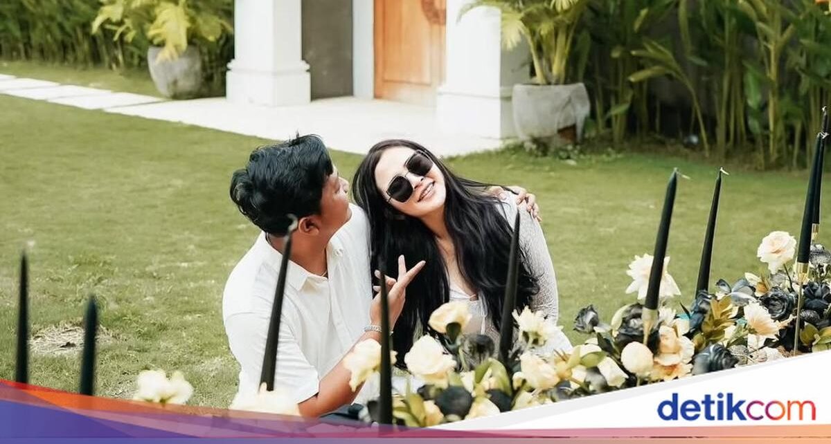 Momen Denny Caknan Ngopi Santai di Rumah hingga di Restoran Bali