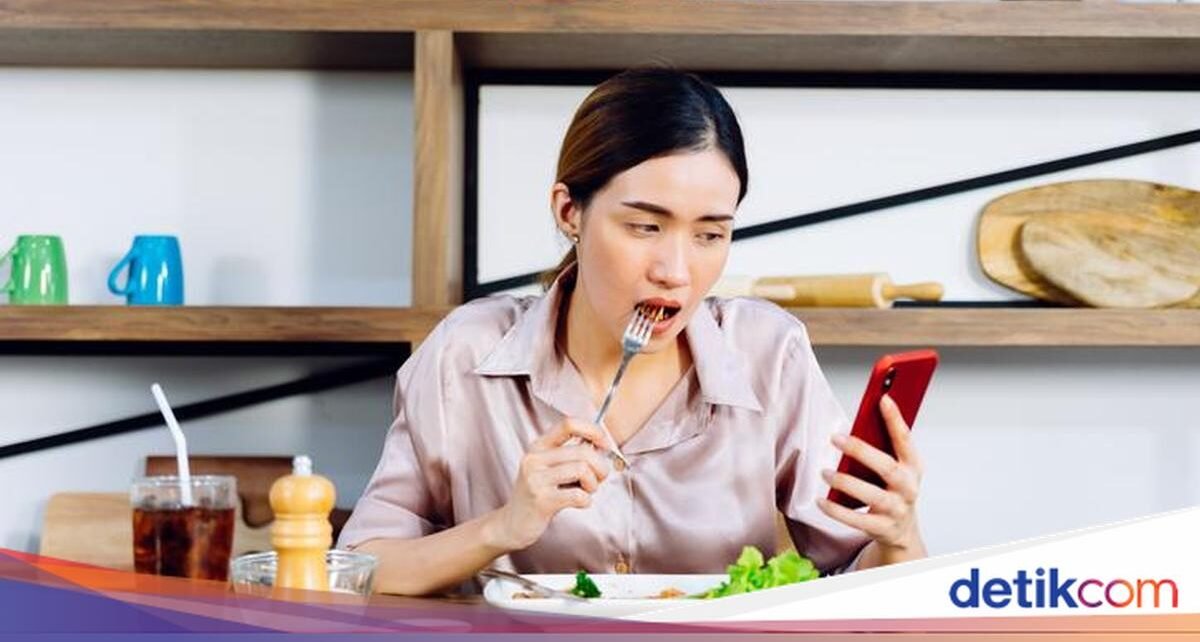 Scroll HP vs Nonton TV Saat Makan, Mana yang Lebih Bikin Gendut?