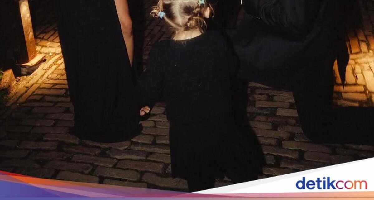 Potret Jennifer Coppen Cicip Es Krim Barcelona dan Churros Belanda