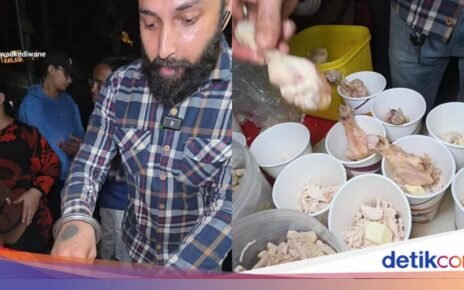 Jualan Ayam dan Daging Domba Melimpah, Penjual Ini Dipuji Gak Pelit!