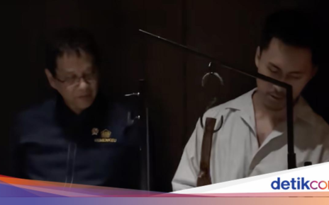 Ketika Menkeu Purbaya Gaya ala Salt Bae, Tabur Garam ke Tomahawk Steak!