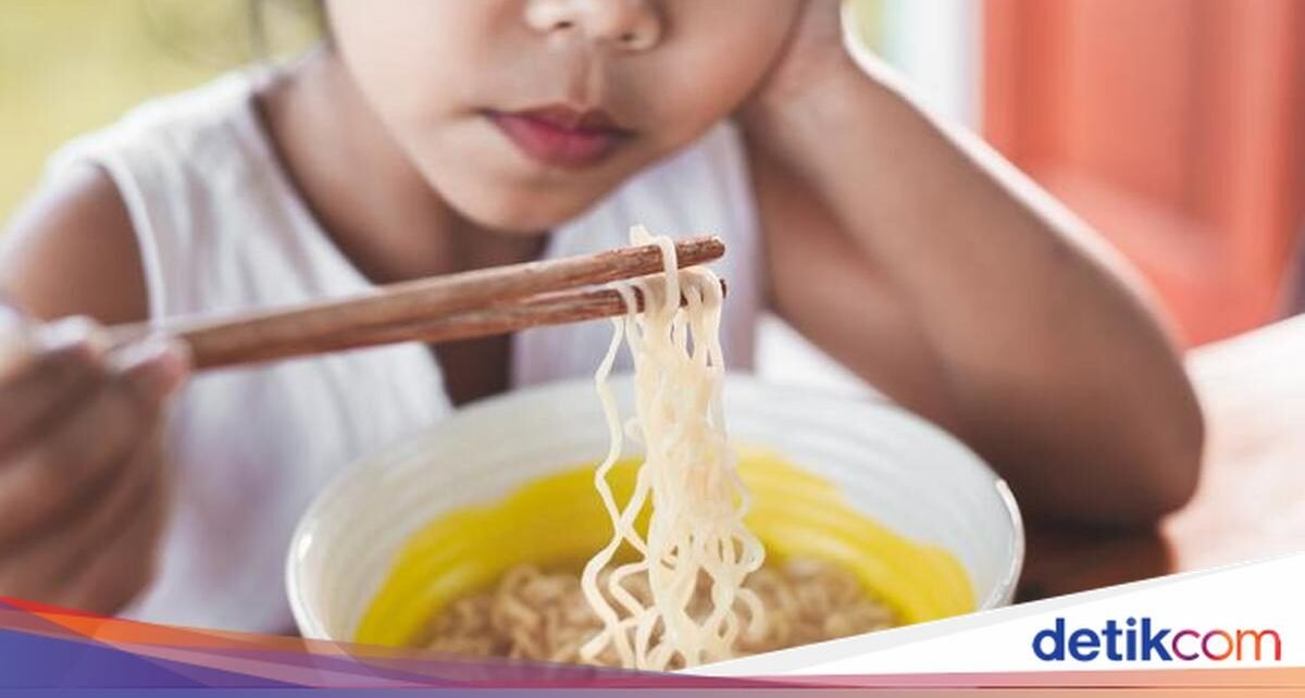 Duh! Nenek Ini Beri Cucu Favorit Mie Gratis, Cucu Lain Bayar