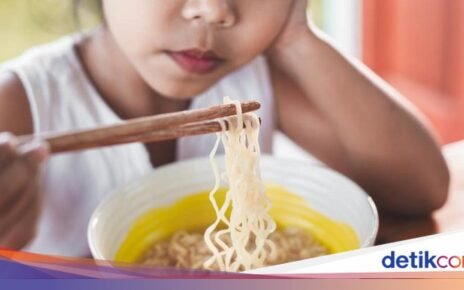 Duh! Nenek Ini Beri Cucu Favorit Mie Gratis, Cucu Lain Bayar