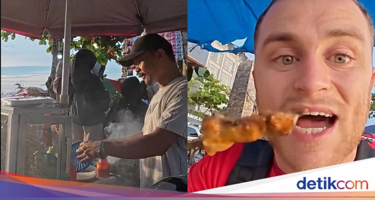 Mirip Warlok! Bule Ini Jajan Pentol hingga Sate di Pantai Padang