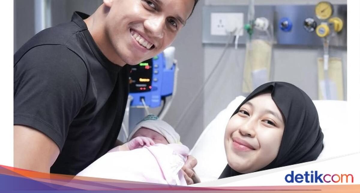 Potret Adiba Khanza Saat Cafe Hopping, Cicip Kopi dan Dessert Cantik!