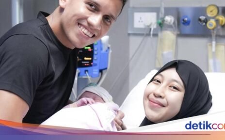 Potret Adiba Khanza Saat Cafe Hopping, Cicip Kopi dan Dessert Cantik!