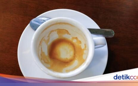 Gampang Banget! Cara Bersihin Noda Membandel Bekas Teh di Cangkir