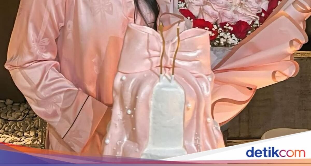 Titi Kamal Rayakan Ultah di Rumah, Dapat Banyak Kue Cantik!