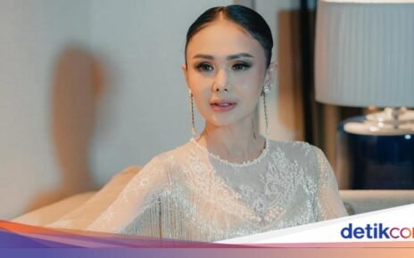 Yuni Shara Asyik Makan Lesehan hingga Cicip Mangut Lele di Jogja